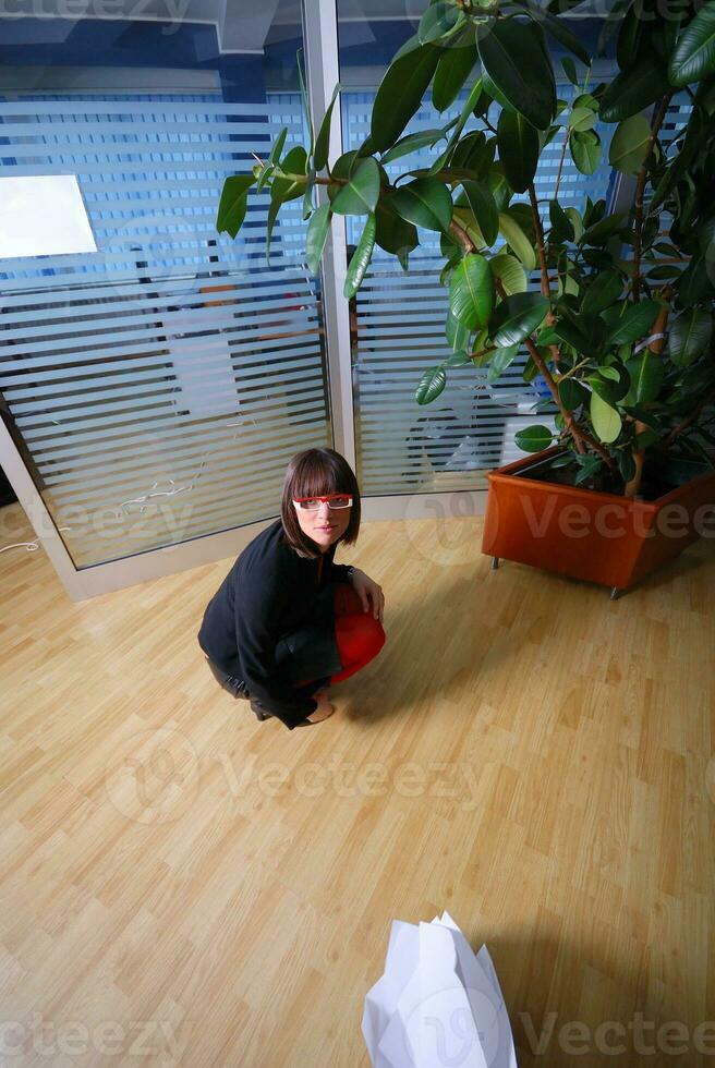 glückliche Geschäftsfrau, die Dokumente im Büro wirft foto