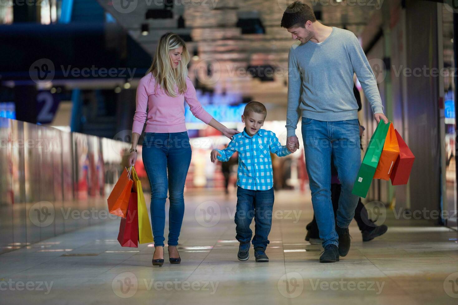 junge Familie mit Einkaufstüten foto