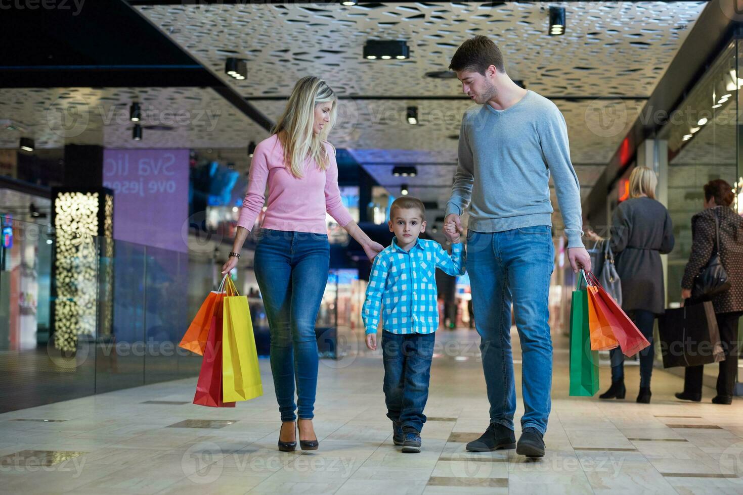junge Familie mit Einkaufstüten foto