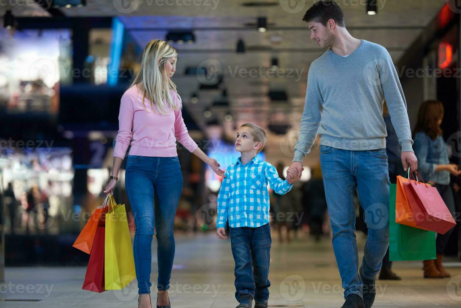 junge Familie mit Einkaufstüten foto