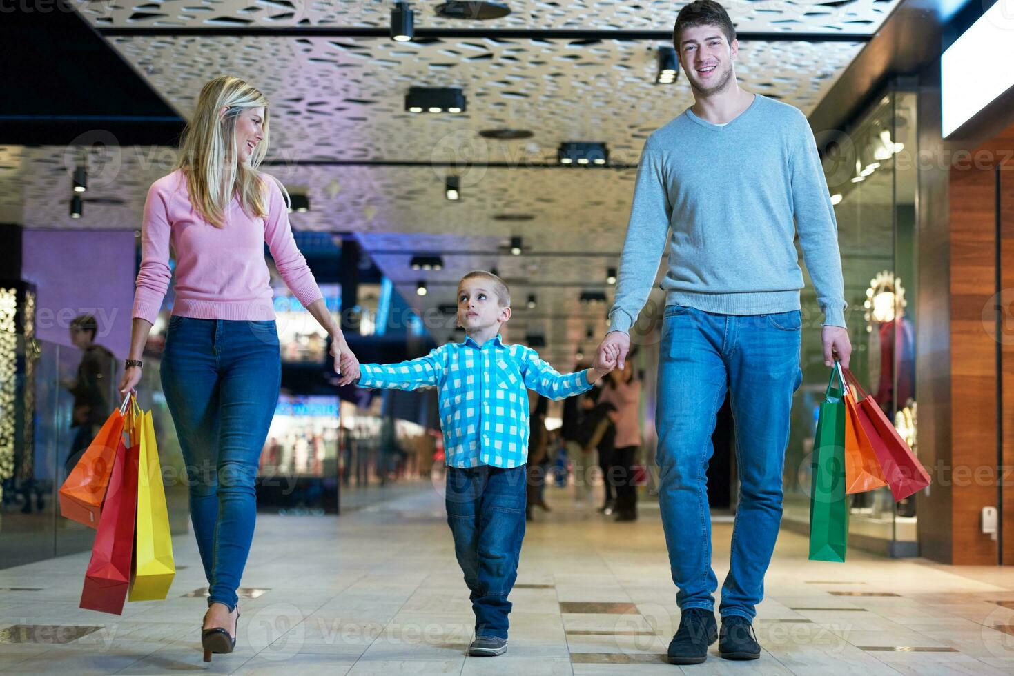 junge Familie mit Einkaufstüten foto