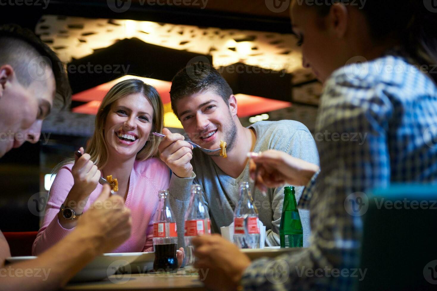 freunde haben lanch brechen im Einkaufen Einkaufszentrum foto