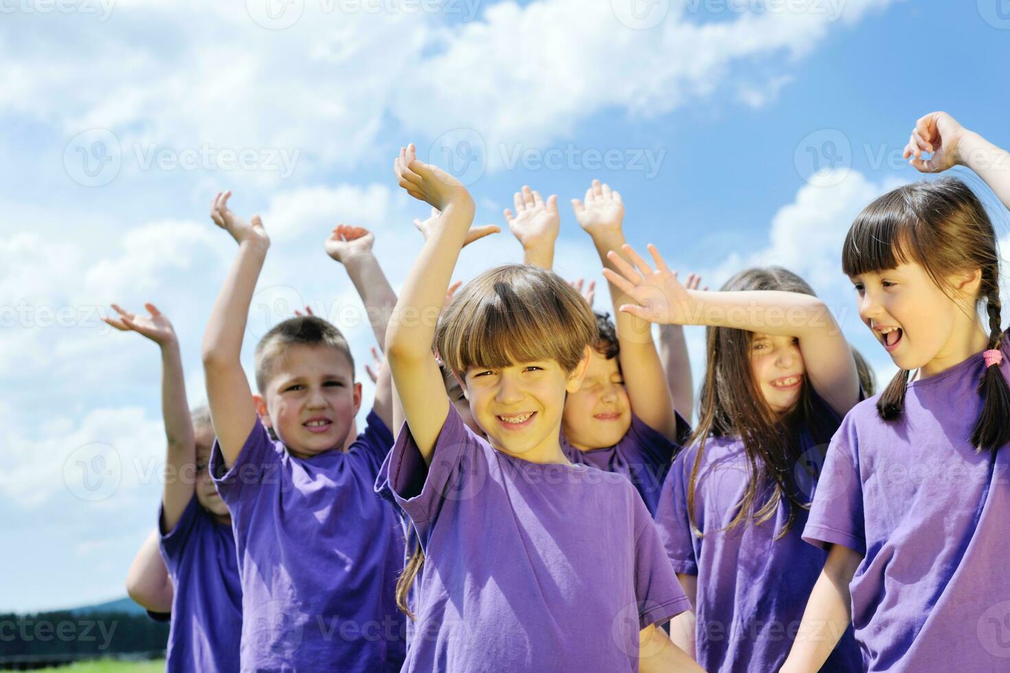 glückliche kindergruppe hat spaß in der natur foto