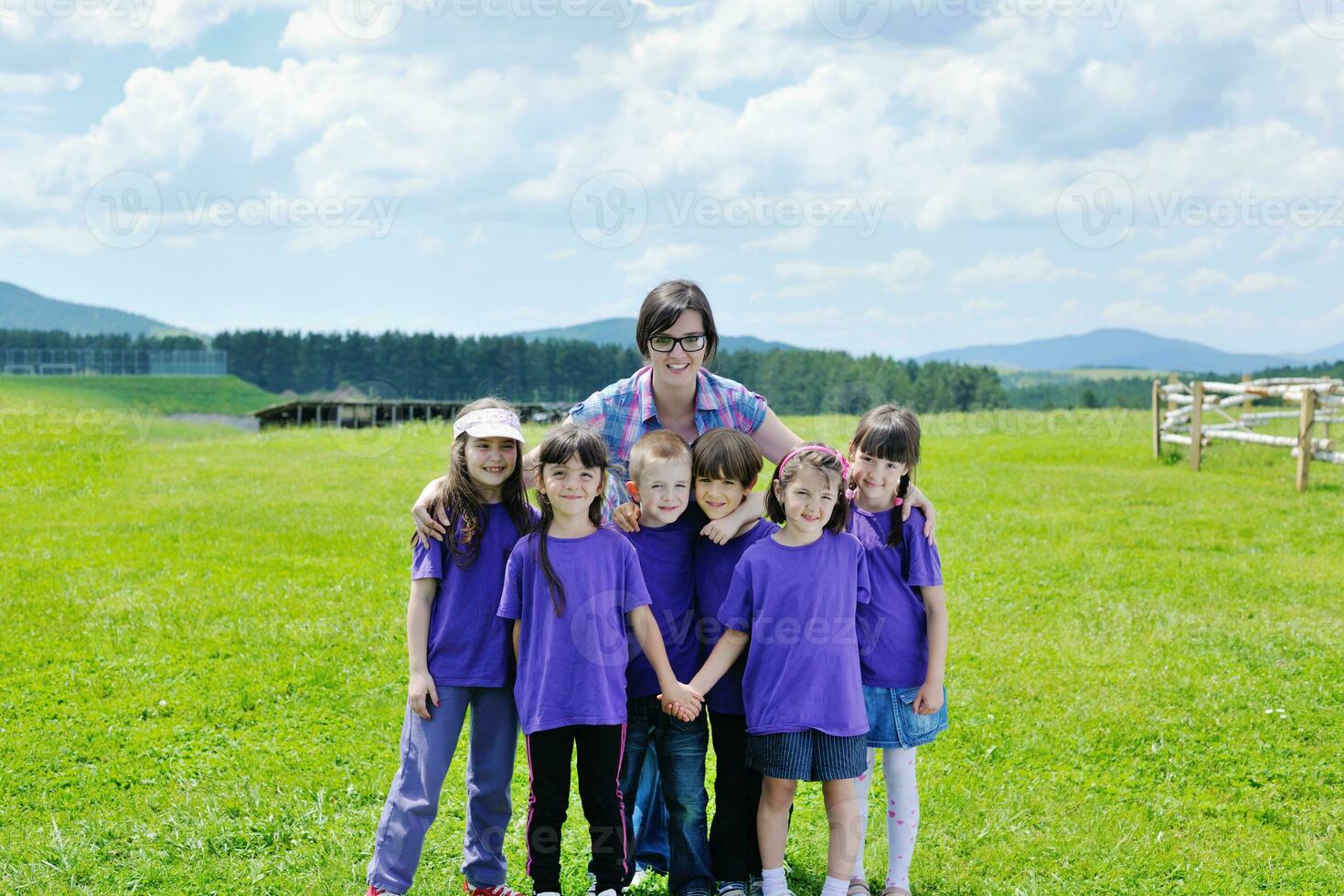 glückliche Kindergruppe mit Lehrer in der Natur foto