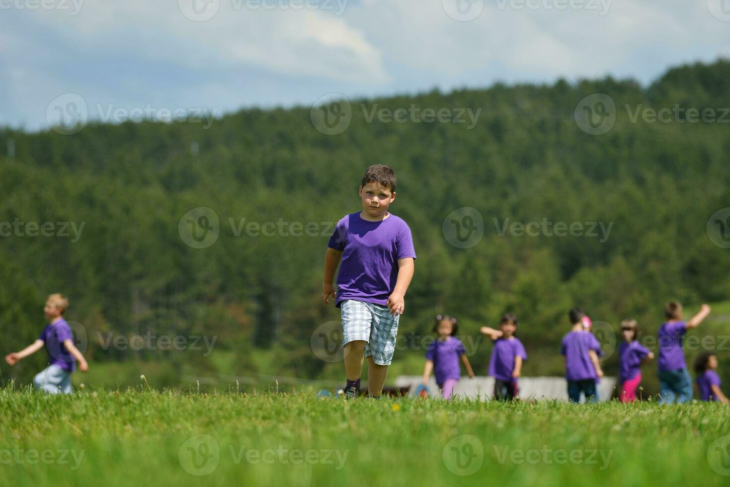 glückliche kindergruppe hat spaß in der natur foto