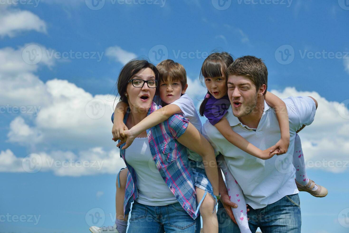 glückliche junge familie viel spaß im freien foto