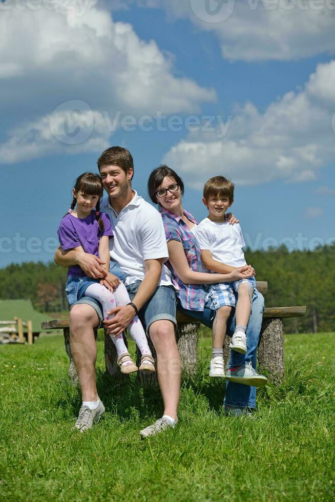 glückliche junge familie viel spaß im freien foto