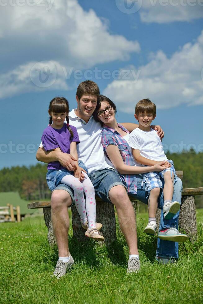 glückliche junge familie viel spaß im freien foto