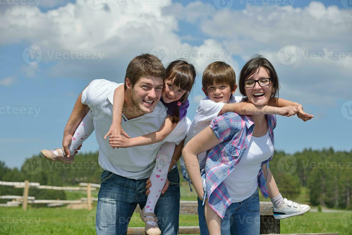 glückliche junge familie viel spaß im freien foto