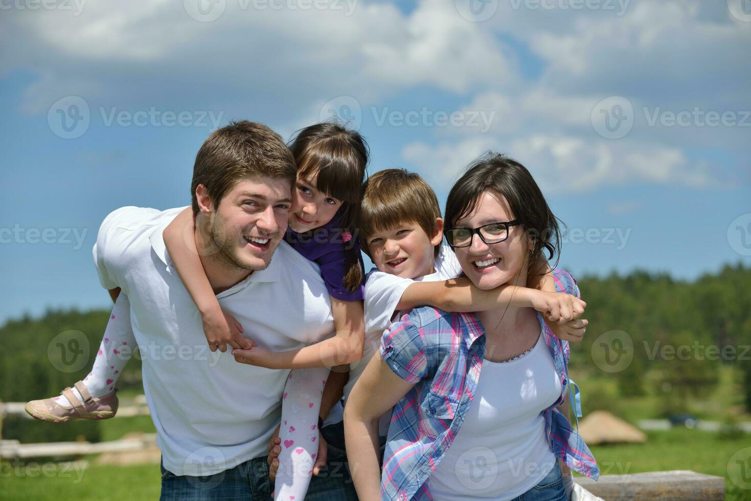 glückliche junge familie viel spaß im freien foto