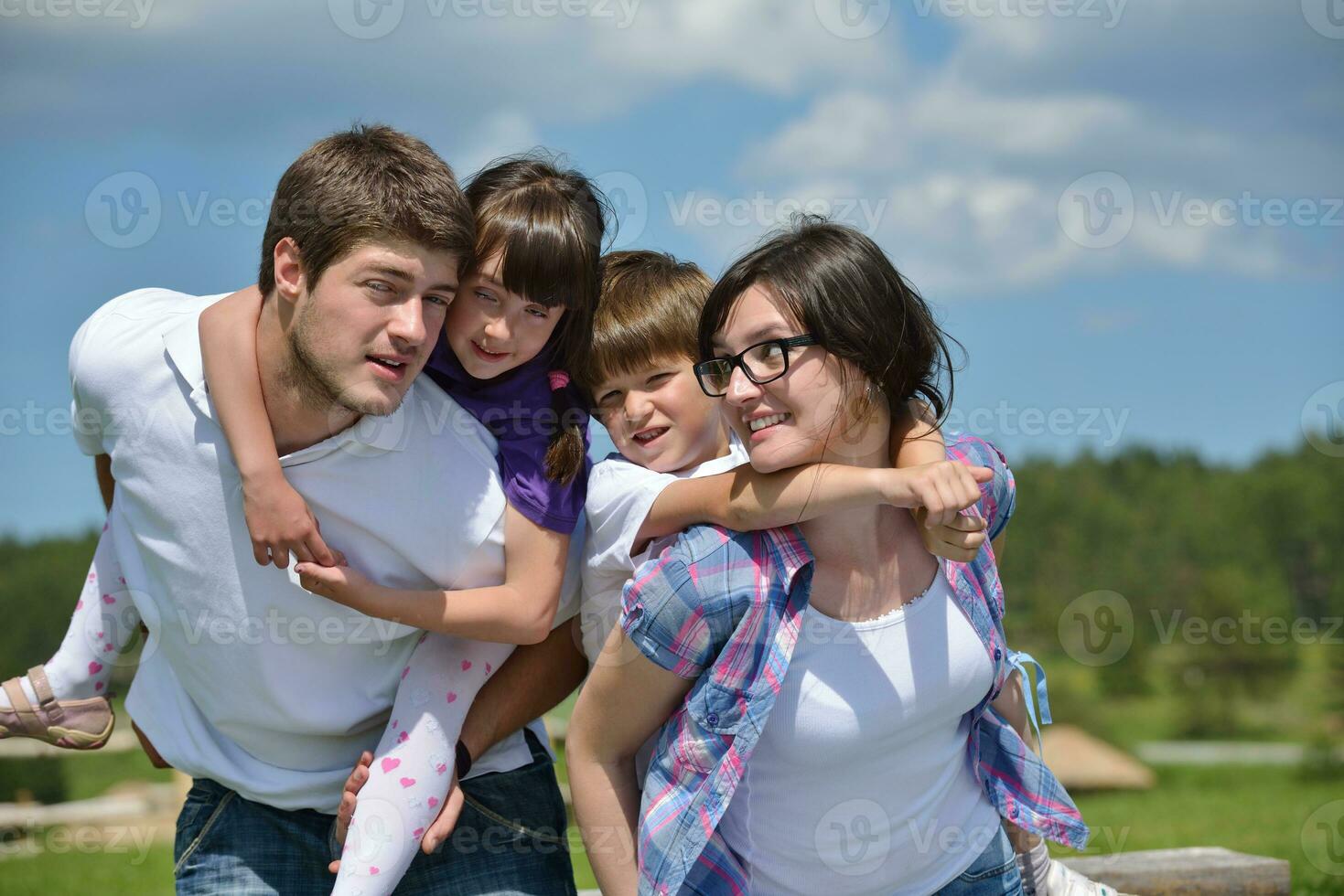 glückliche junge familie viel spaß im freien foto