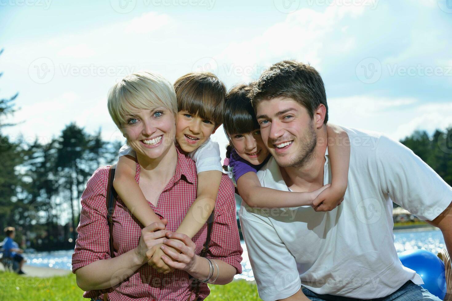 glückliche junge familie viel spaß im freien foto