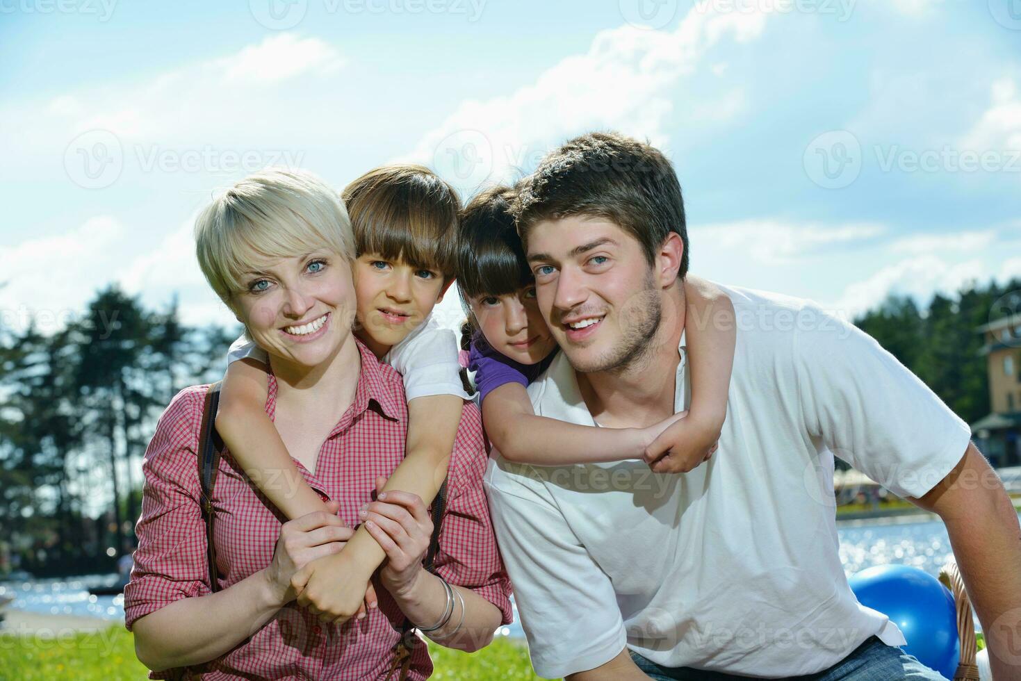 glückliche junge familie viel spaß im freien foto