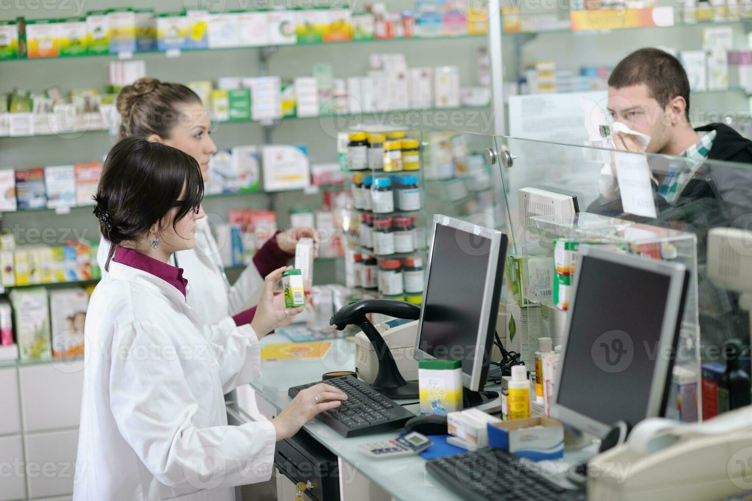 apotheker, der dem käufer in der apotheke ein medikament vorschlägt foto