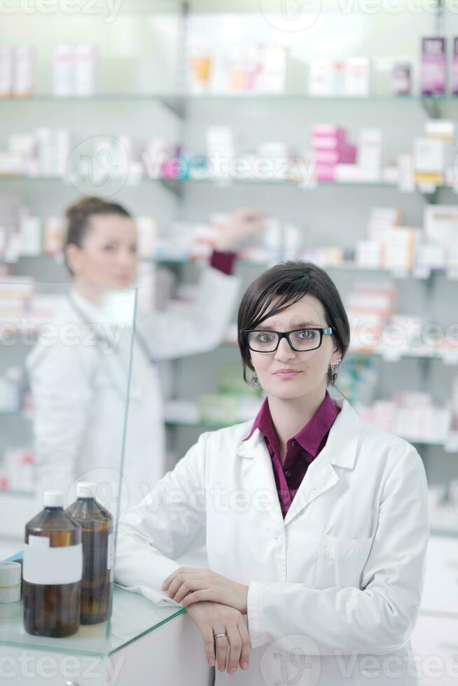 team der apothekerin chemikerin in der apotheke drogerie foto