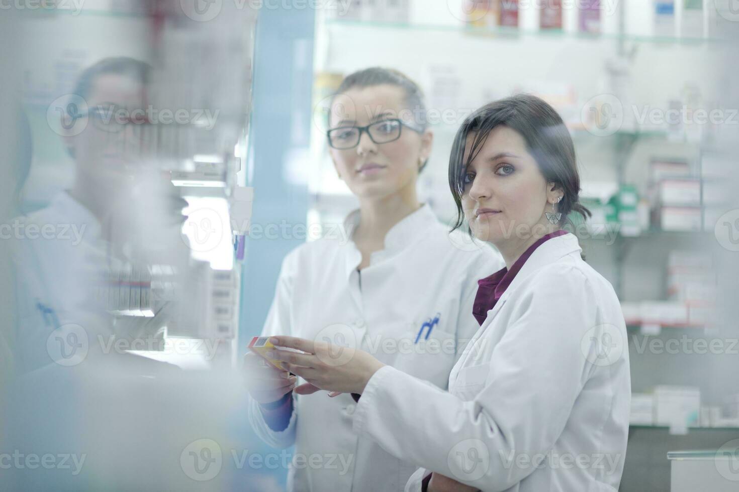 team der apothekerin chemikerin in der apotheke drogerie foto