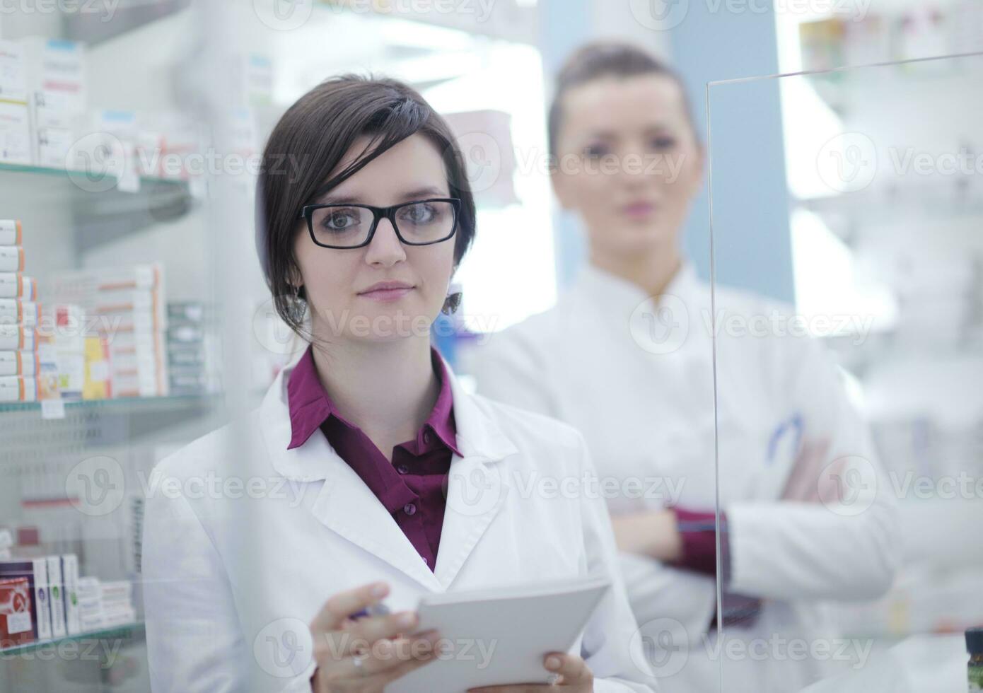 team der apothekerin chemikerin in der apotheke drogerie foto