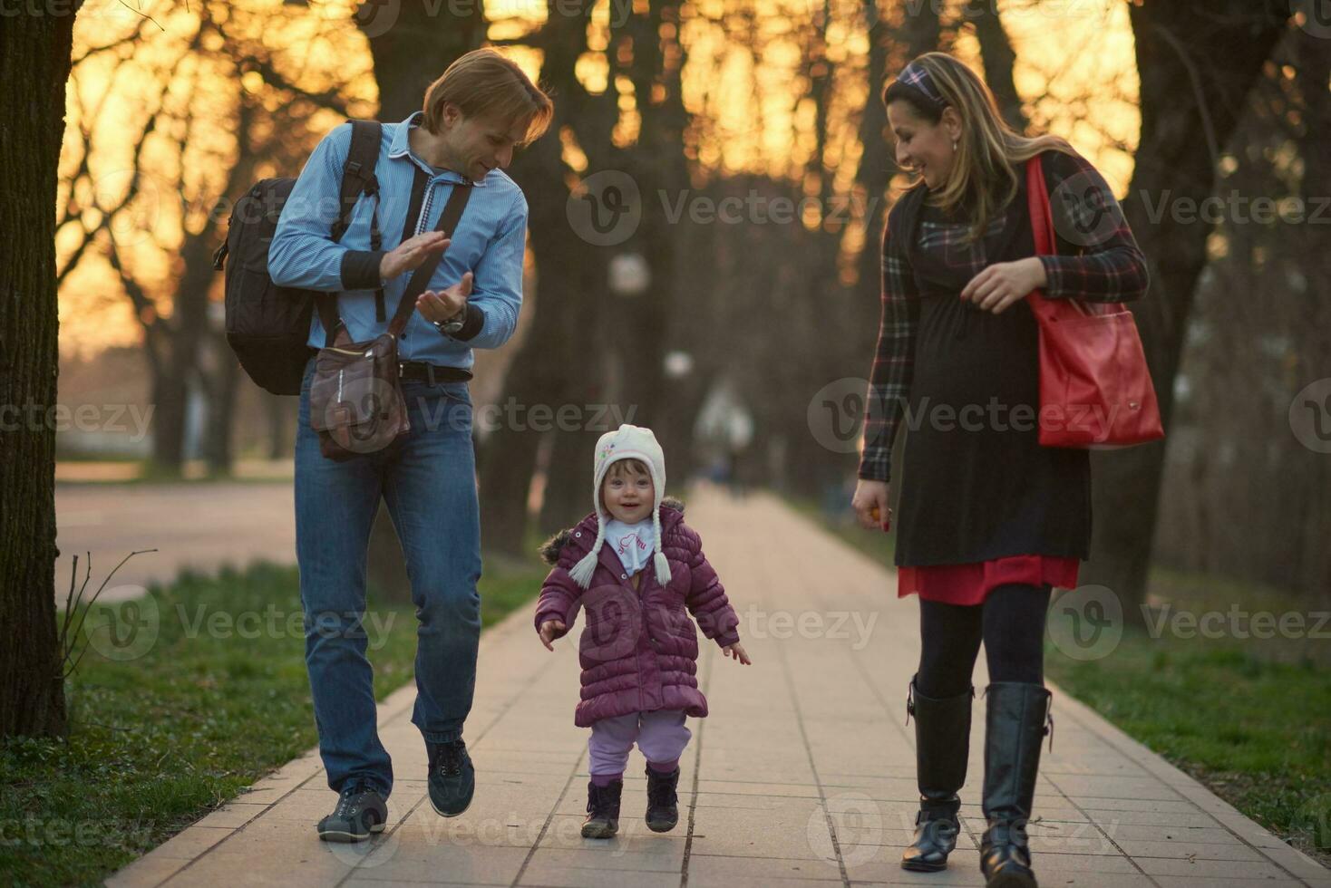 junge schwangere paare haben spaß und entspannen sich foto