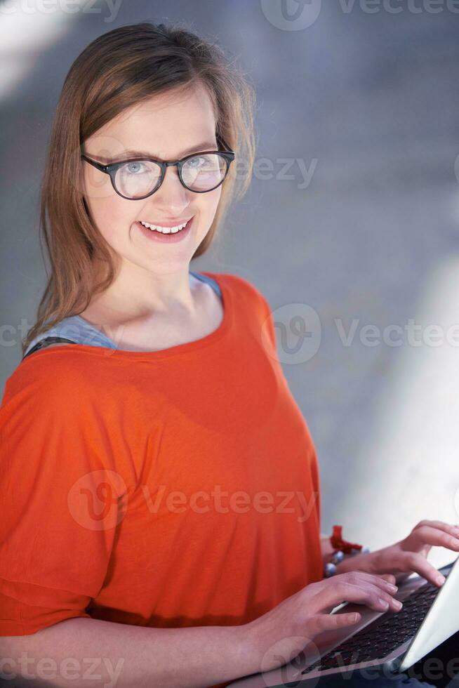 Studentin mit Laptop-Computer foto