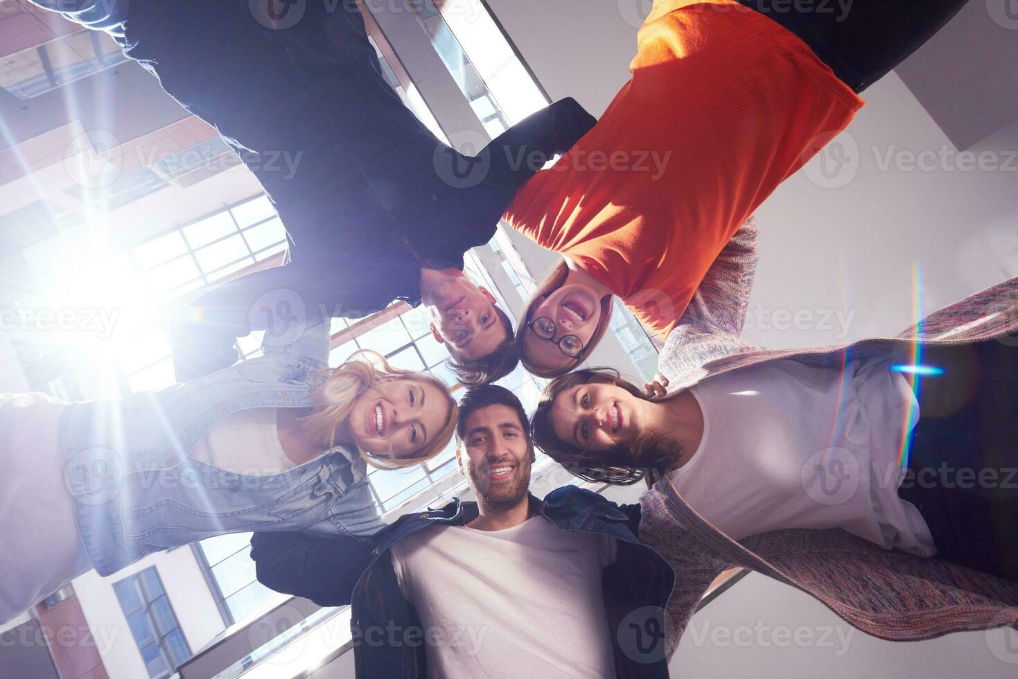 Glückliche Studenten feiern foto