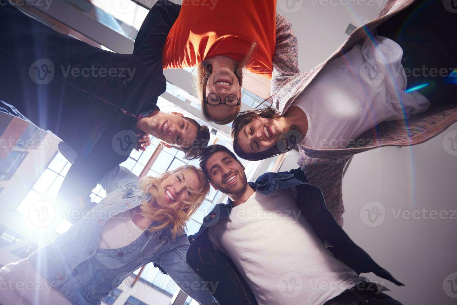 Glückliche Studenten feiern foto