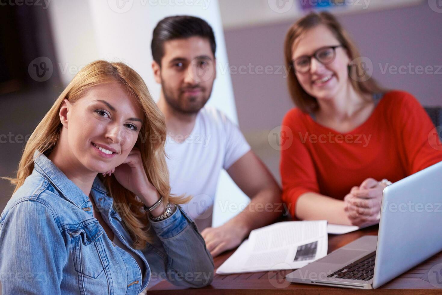 studentengruppe, die gemeinsam an einem schulprojekt arbeitet foto