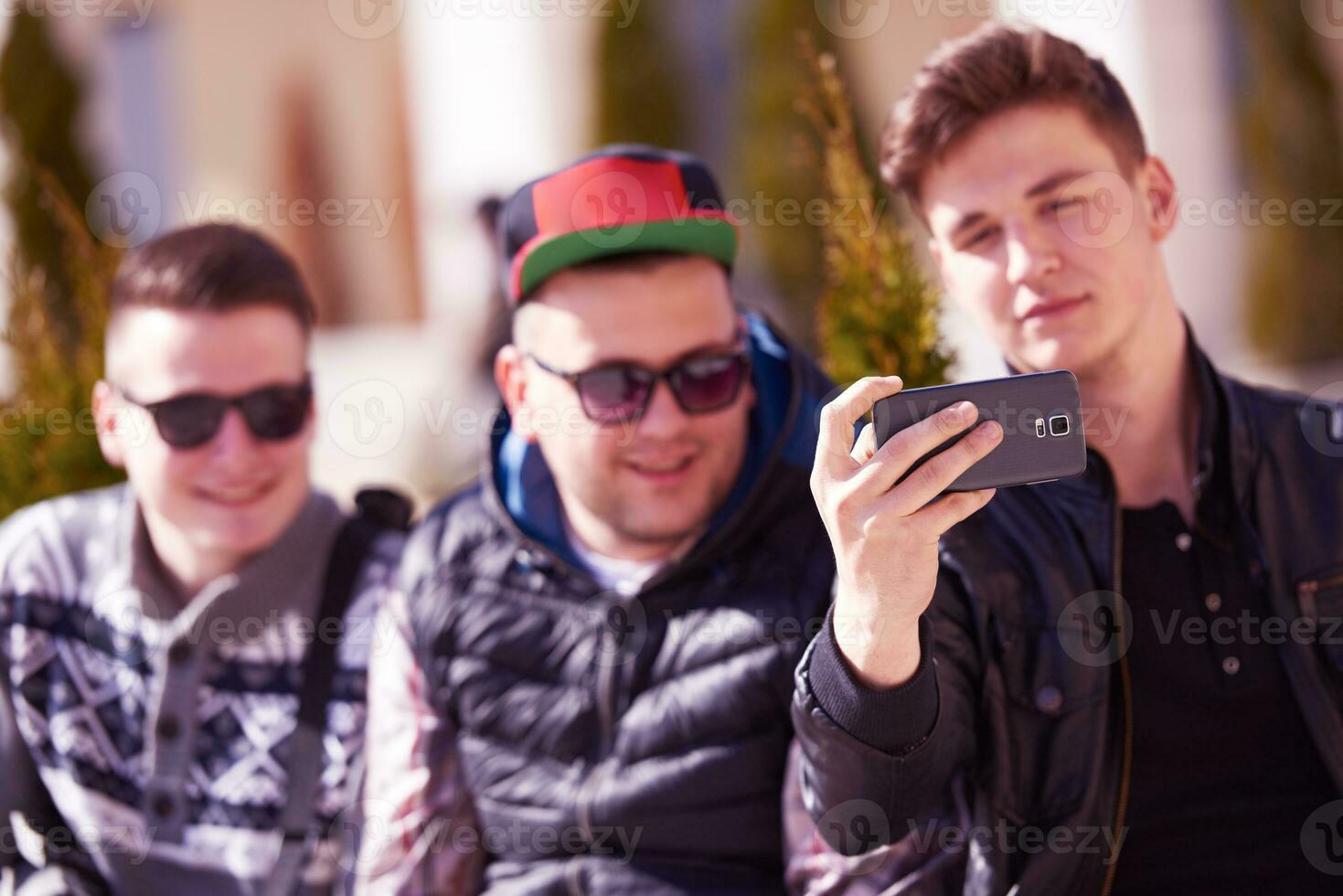 studentengruppe, die selfie macht foto