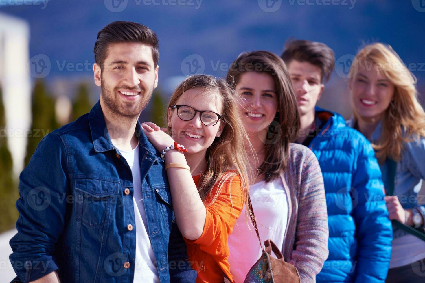 glückliche studentengruppe foto