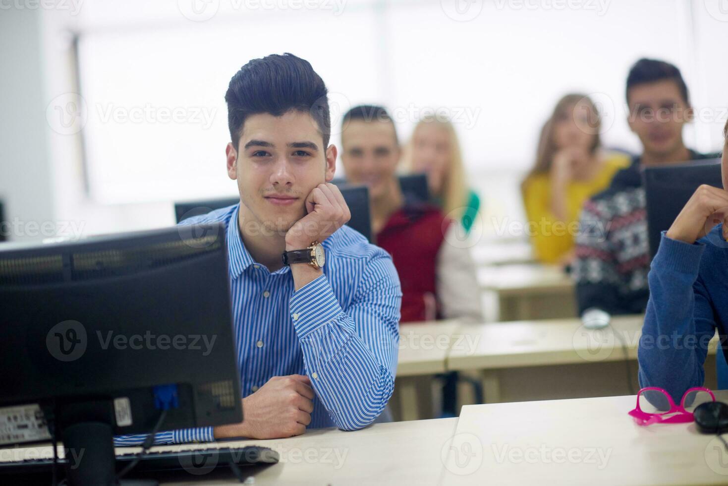 studentengruppe im klassenzimmer des computerlabors foto