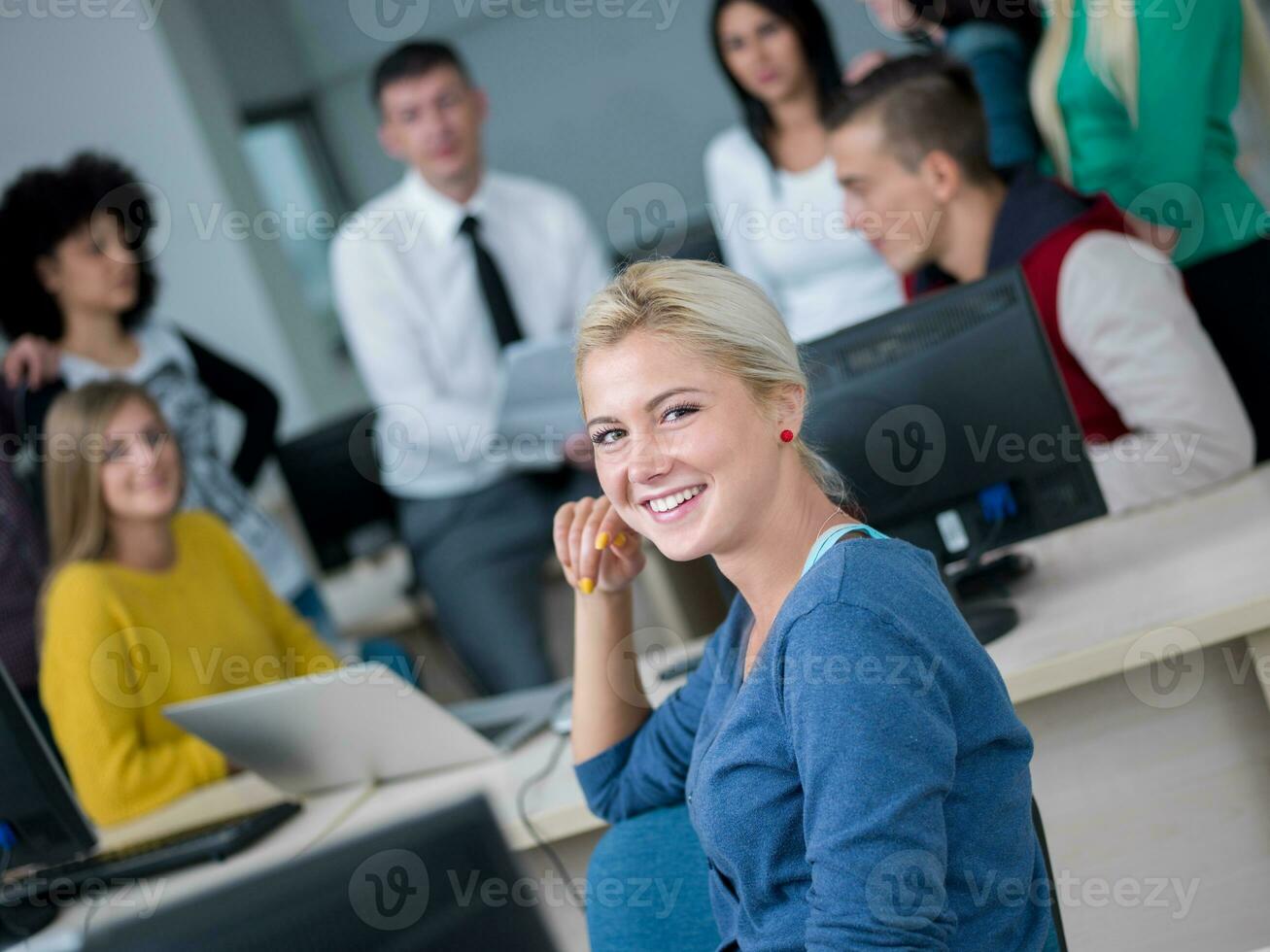 schüler mit lehrer im computerlabor classrom foto