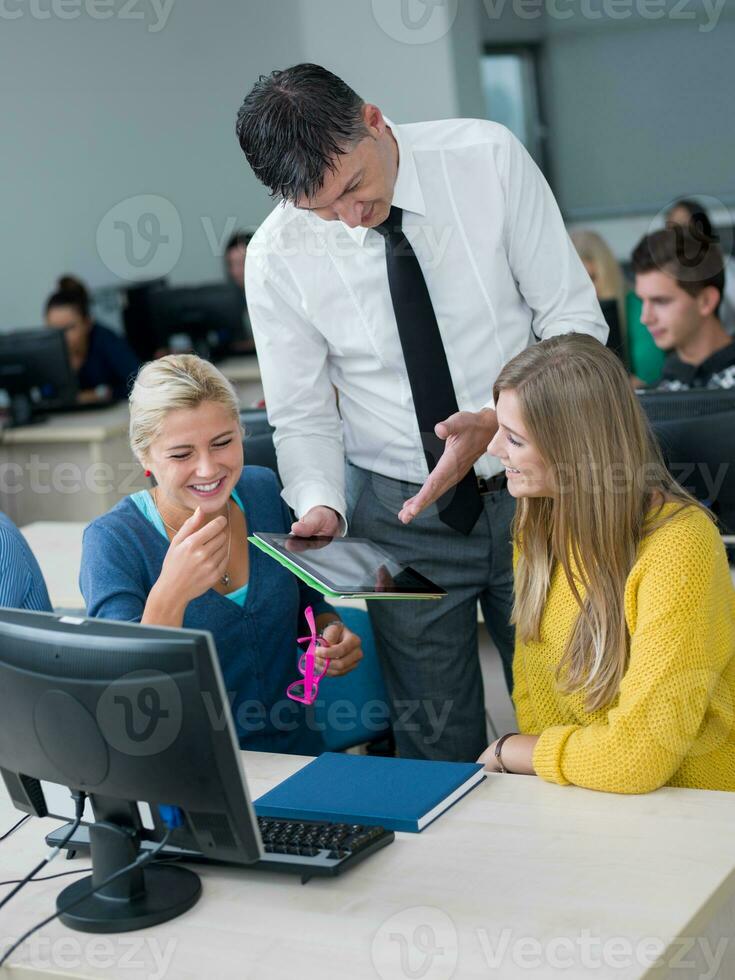 schüler mit lehrer im computerlabor classrom foto