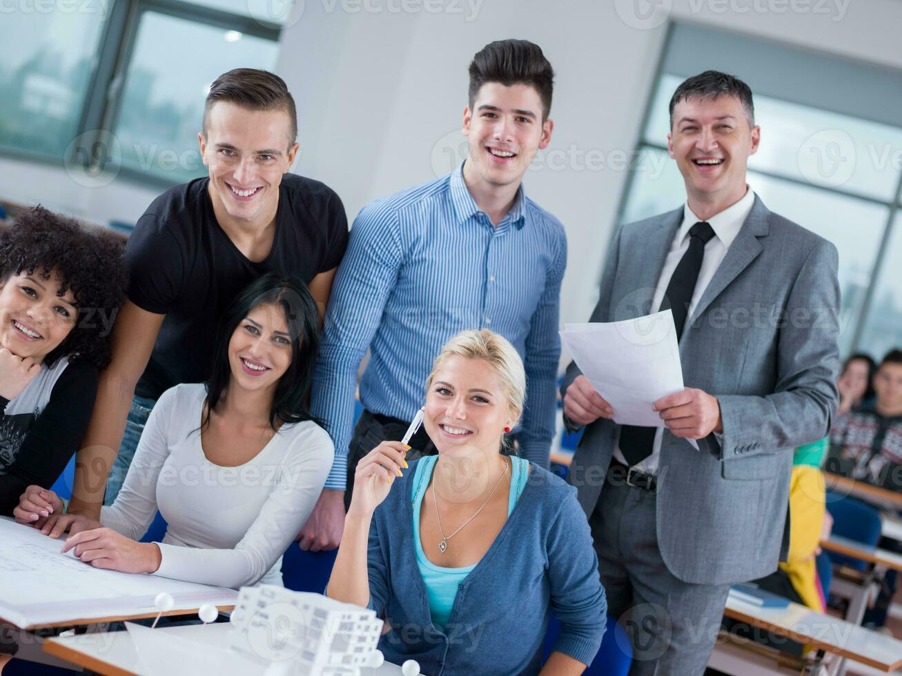 schüler mit lehrer im computerlabor classrom foto