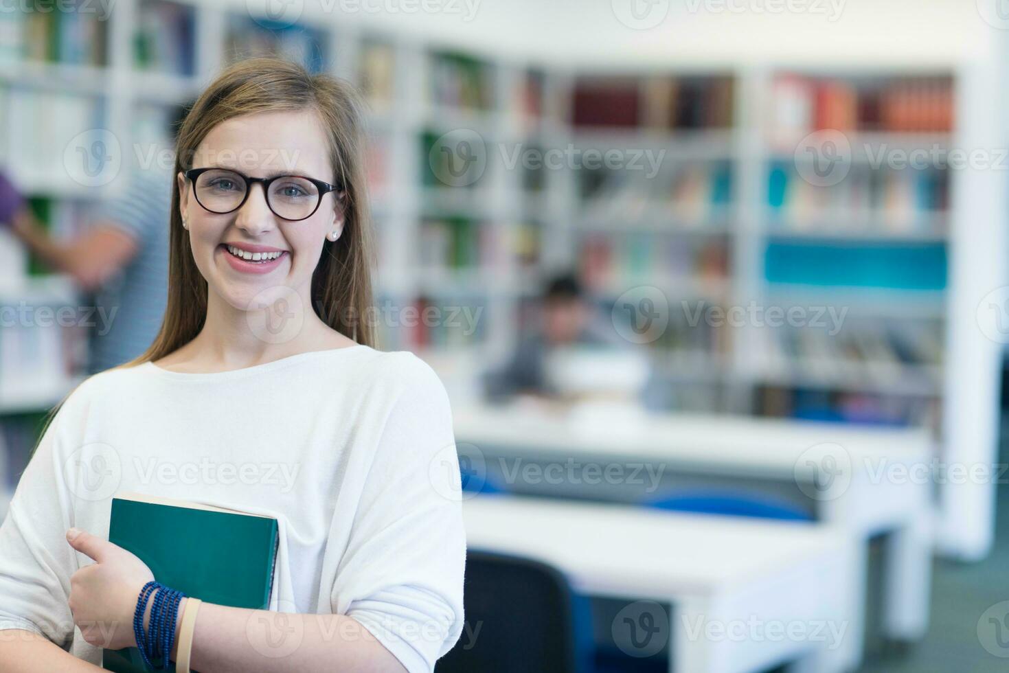 Porträt einer Studentin in der Bibliothek foto