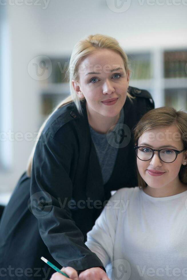 lehrerin hilft schülern im unterricht foto