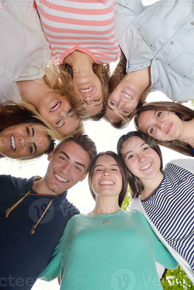 junge freunde, die draußen im park zusammen bleiben foto