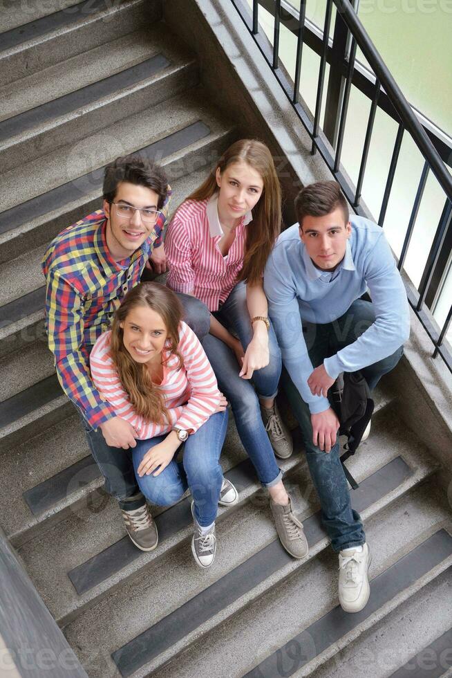 glückliche Teenagergruppe in der Schule foto