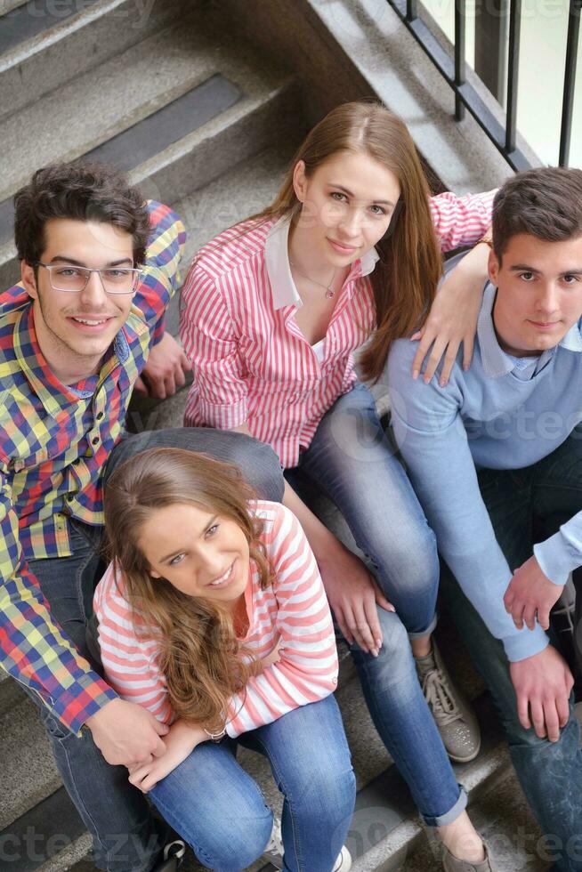 glückliche Teenagergruppe in der Schule foto