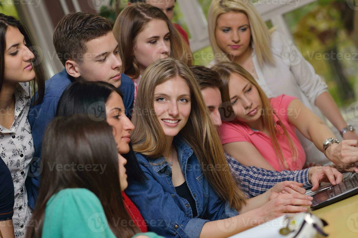 glückliche Teenagergruppe in der Schule foto