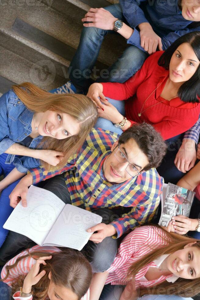 glückliche Teenagergruppe in der Schule foto