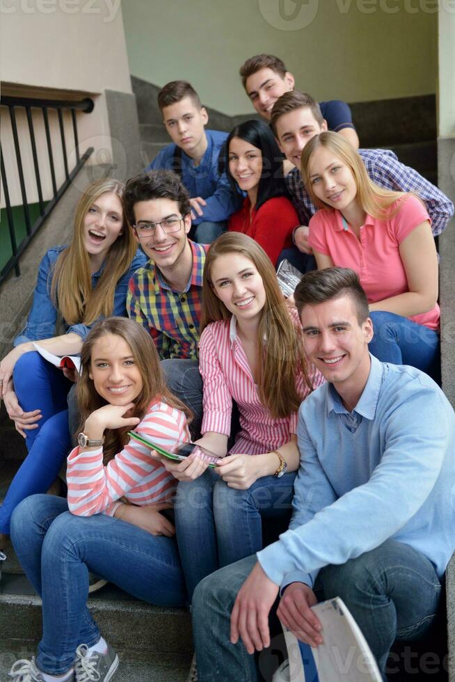 glückliche Teenagergruppe in der Schule foto