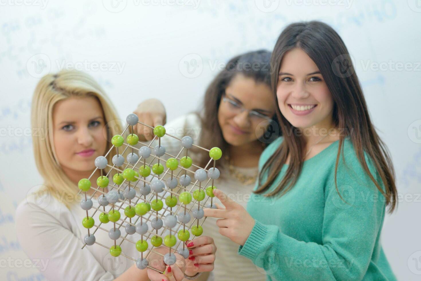 glückliche Teenagergruppe in der Schule foto