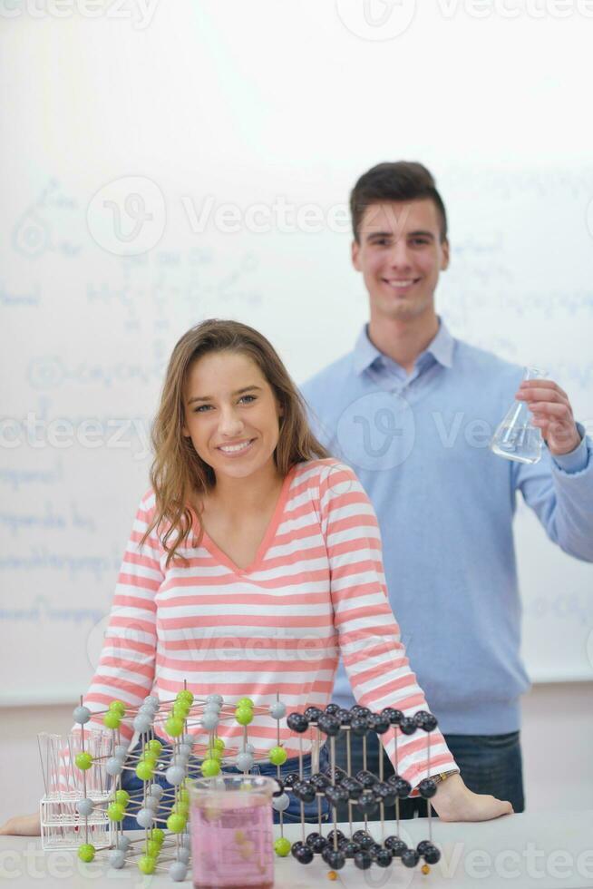 glückliche Teenagergruppe in der Schule foto