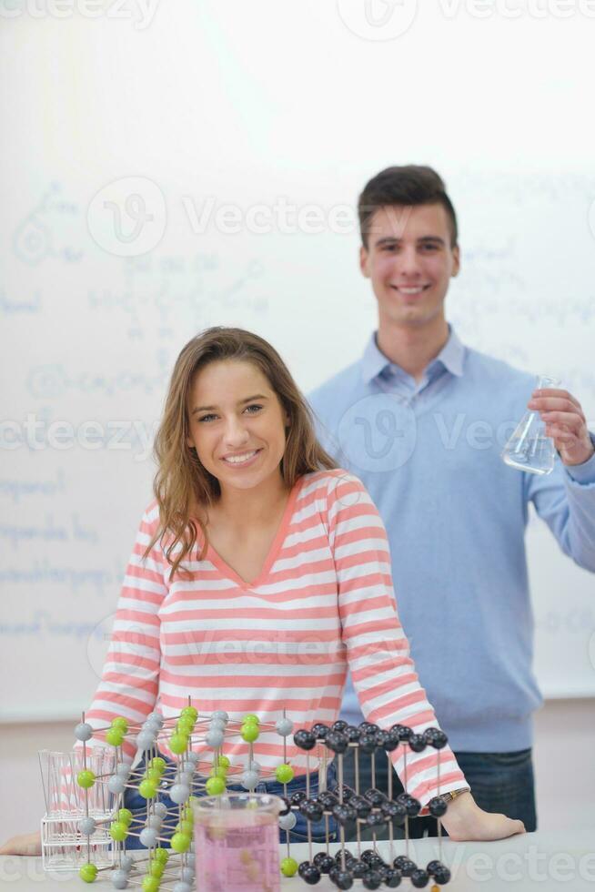 glückliche Teenagergruppe in der Schule foto