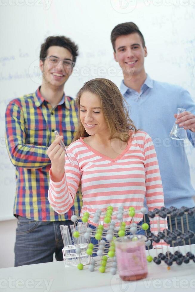 glückliche Teenagergruppe in der Schule foto