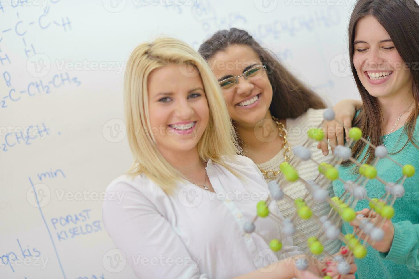 glückliche Teenagergruppe in der Schule foto