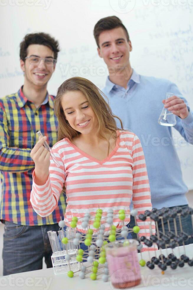 glückliche Teenagergruppe in der Schule foto