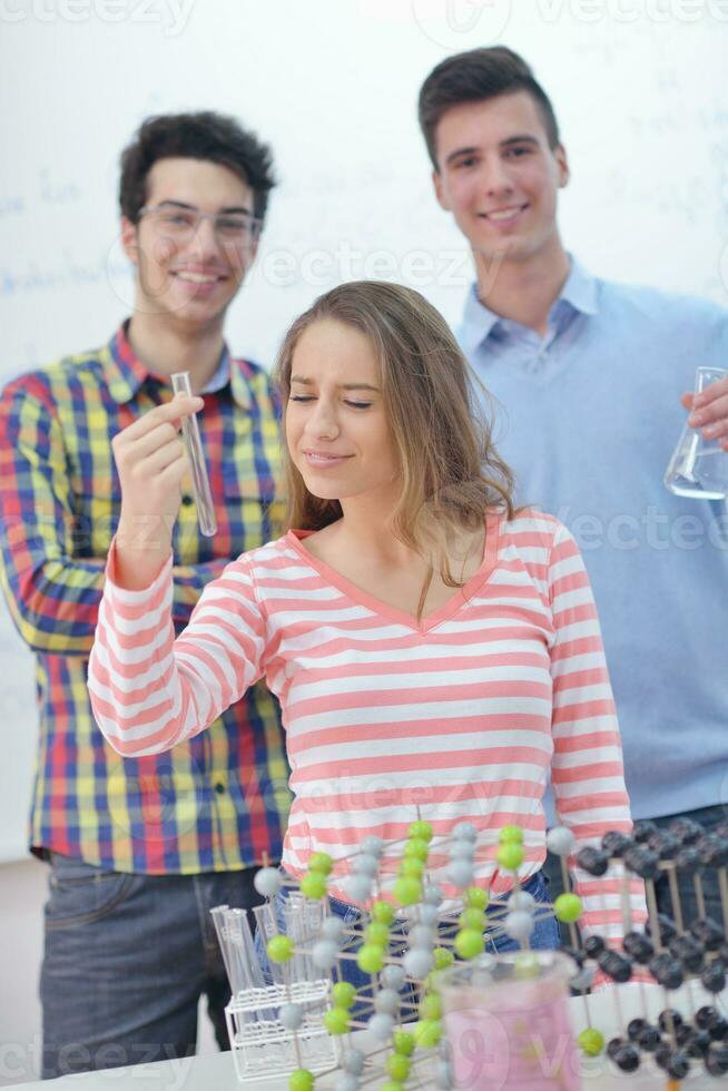 glückliche Teenagergruppe in der Schule foto