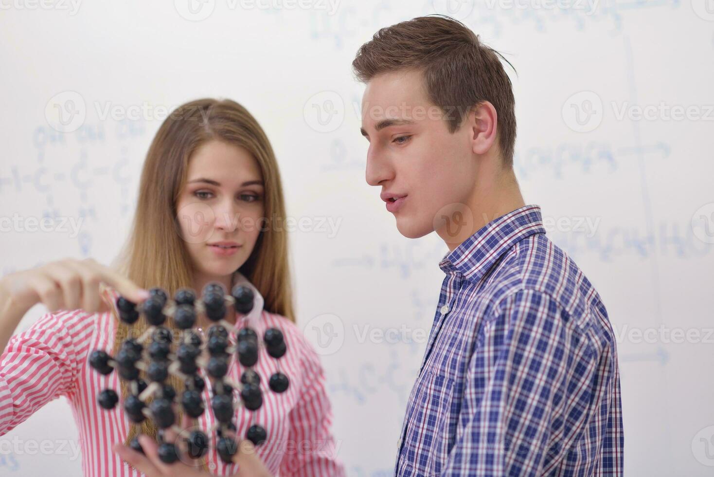 glückliche Teenagergruppe in der Schule foto