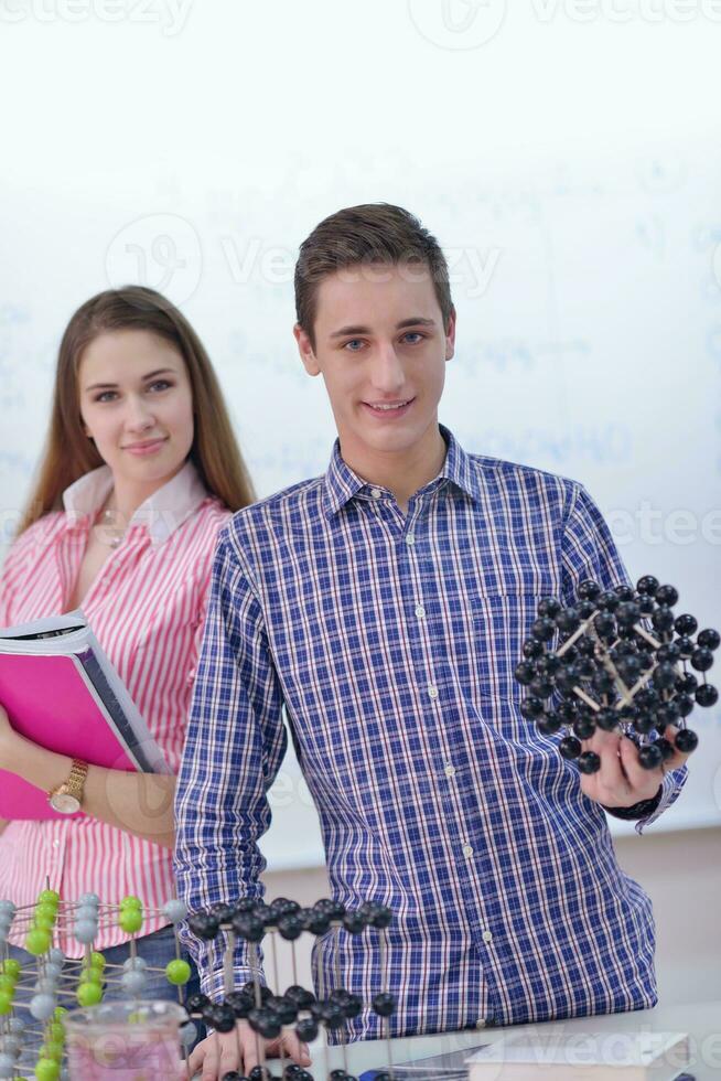 glückliche Teenagergruppe in der Schule foto