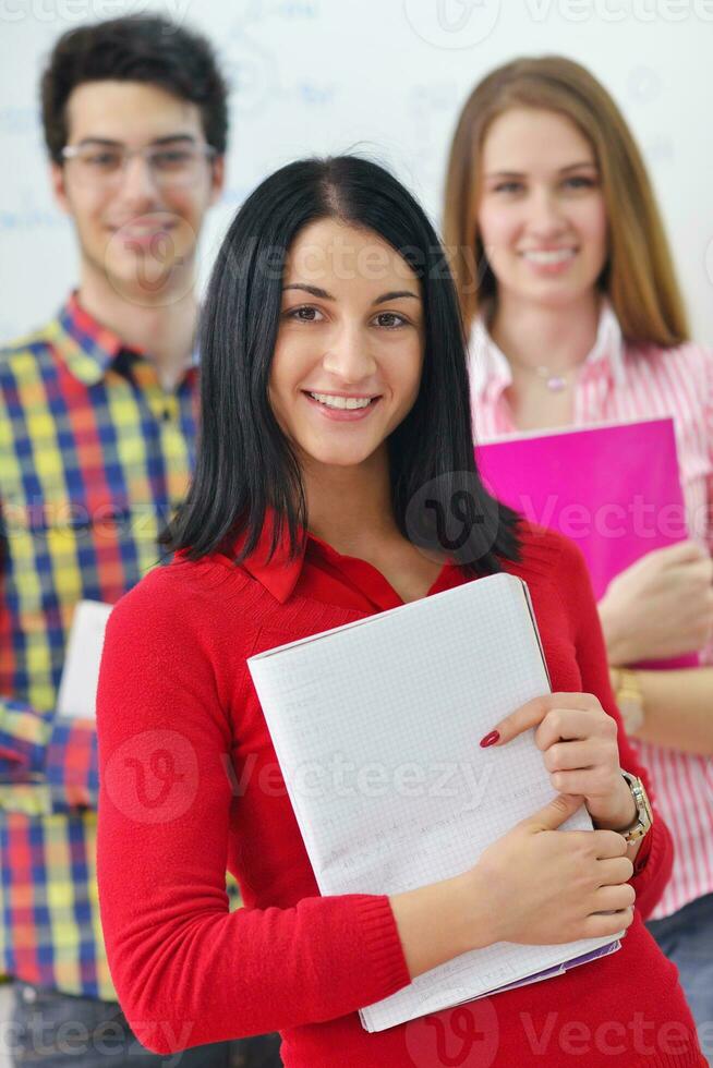 glückliche Teenagergruppe in der Schule foto